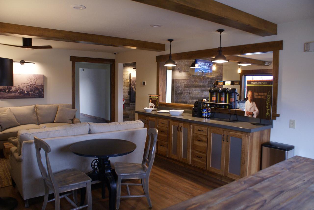 Boarders Inn & Suites By Cobblestone Hotels - Syracuse Екстериор снимка
