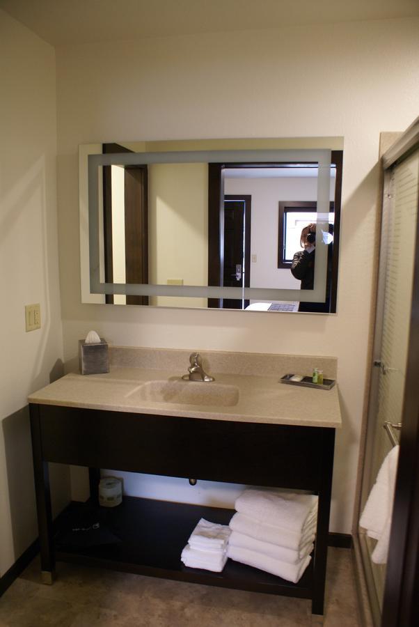 Boarders Inn & Suites By Cobblestone Hotels - Syracuse Стая снимка